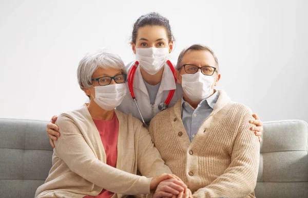 Γιατρός Και Ηλικιωμένο Ζευγάρι Που Φορούν Μάσκες Προσώπου Κατά Διάρκεια — Φωτογραφία Αρχείου