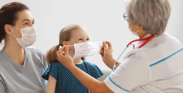 Doktor Dítě Matka Nosí Obličejové Masky Během Epidemie Koronaviru Chřipky — Stock fotografie
