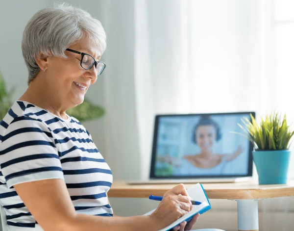 Seniorin Nutzt Laptop Für Ferngespräche Arbeit Oder Ausbildung Frauen Bleiben — Stockfoto