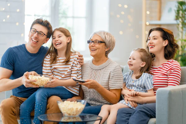 快乐的家庭在家里看电视爆米花 爸爸和女儿在一起 — 图库照片