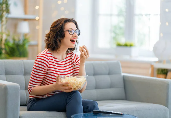 여성이 팝콘으로 영화를 봅니다 집에서 시간을 보내는 — 스톡 사진