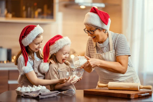 Feliz Navidad Felices Fiestas Preparación Familiar Comida Vacaciones Abuela Nietas — Foto de Stock