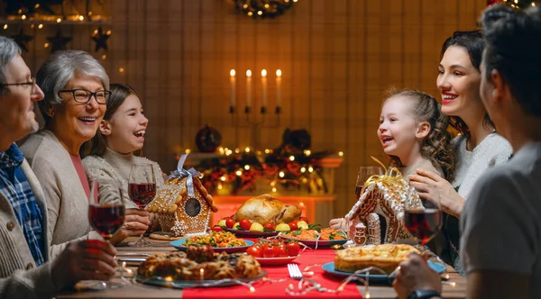 Feliz Natal Família Feliz Está Jantar Casa Férias Celebração União — Fotografia de Stock