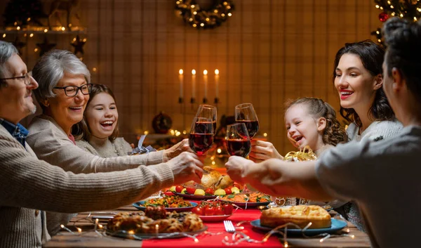 Vrolijk Kerstfeest Gelukkig Gezin Dineert Thuis Viering Vakantie Saamhorigheid Buurt — Stockfoto