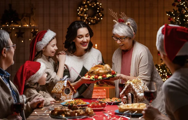 Vrolijk Kerstfeest Gelukkig Gezin Dineert Thuis Viering Vakantie Saamhorigheid Buurt — Stockfoto