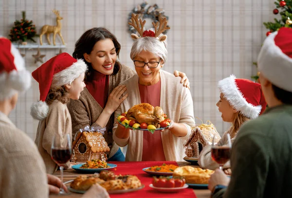크리스마스 가족은 집에서 저녁을 축일과 근처에서 모이는 — 스톡 사진