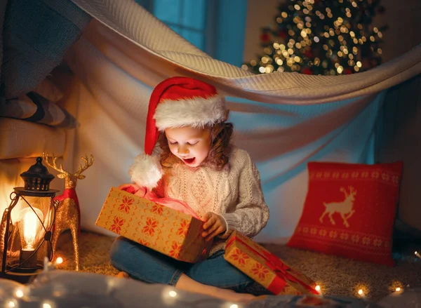 Feliz Natal Boas Festas Menina Criança Bonito Alegre Com Presente — Fotografia de Stock