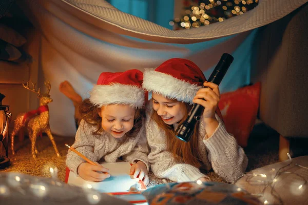 Frohe Weihnachten Und Frohe Feiertage Niedliche Kleine Kinder Mädchen Schreiben — Stockfoto