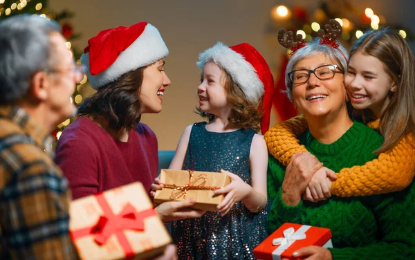 Vrolijk Kerstfeest Fijne Feestdagen Oma Opa Mama Kinderen Wisselen Geschenken — Stockfoto