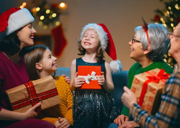 Feliz Natal Boas Festas Avó Avô Mãe Filhos Trocar Presentes — Fotografia de Stock