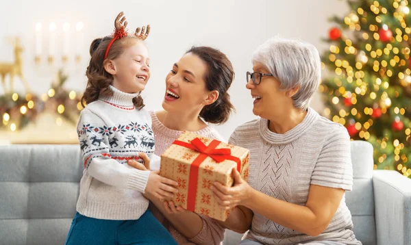 Feliz Navidad Felices Fiestas Alegre Niño Presentando Regalos Mamá Abuela — Foto de Stock