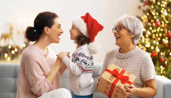 Feliz Navidad Felices Fiestas Alegre Niño Presentando Regalos Mamá Abuela — Foto de Stock