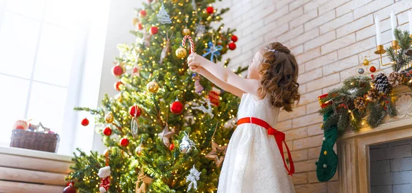 Veselé Vánoce Veselé Svátky Roztomilá Holčička Zdobí Stromek Uvnitř Ráno — Stock fotografie