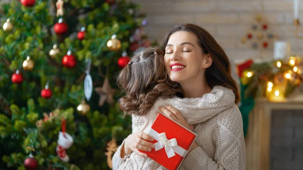 Feliz Navidad Felices Fiestas Alegre Mamá Linda Hija Intercambio Regalos — Foto de Stock