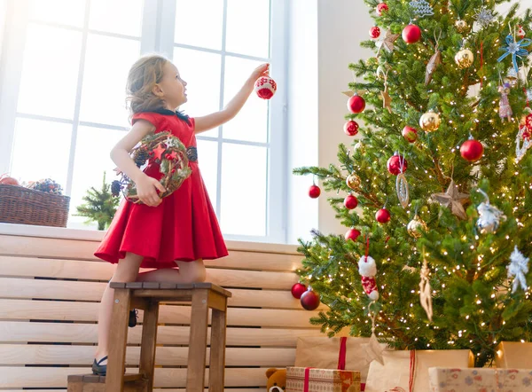 Feliz Natal Boas Festas Menina Bonito Está Decorando Árvore Dentro — Fotografia de Stock