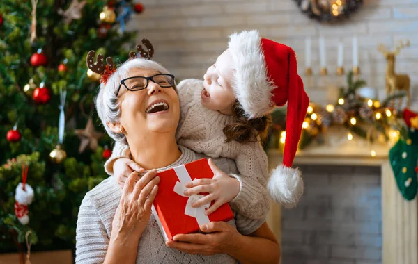 Feliz Navidad Felices Fiestas Alegre Abuela Linda Nieta Intercambio Regalos — Foto de Stock