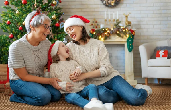 Feliz Navidad Felices Fiestas Chico Alegre Mamá Abuela Los Padres — Foto de Stock