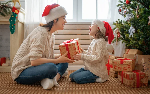 Frohe Weihnachten Und Frohe Feiertage Fröhliche Mutter Und Ihre Süße — Stockfoto