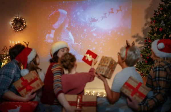 Feliz Navidad Feliz Año Nuevo Gente Divirtiéndose Cerca Árbol Adentro —  Fotos de Stock