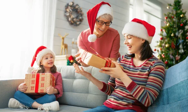 Feliz Navidad Felices Fiestas Alegre Niño Presentando Regalos Mamá Abuela —  Fotos de Stock