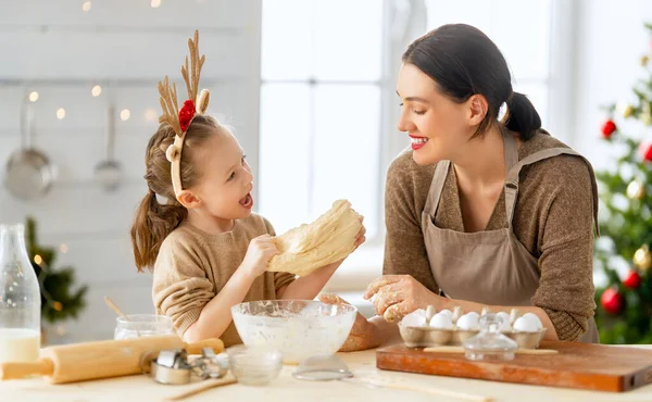 Merry Christmas Happy Holidays Family Preparation Holiday Food Mother Daughter — Stock Photo, Image