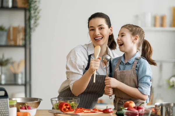 Evde Sağlıklı Yiyecekler Mutfakta Mutlu Bir Aile Anne Kız Doğru — Stok fotoğraf