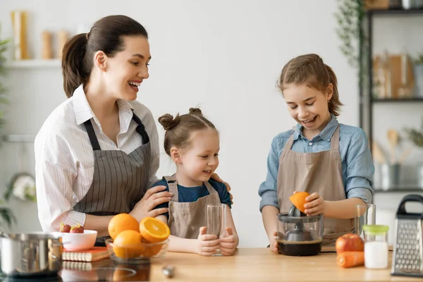 Comida Saudável Casa Uma Família Feliz Cozinha Mãe Filhos Filhas — Fotografia de Stock