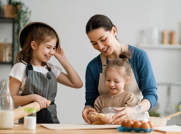 빵집을 있습니다 어머니와 딸들은 과자를 요리하고 부엌에서 재미있게 과작은 도우미 — 스톡 사진