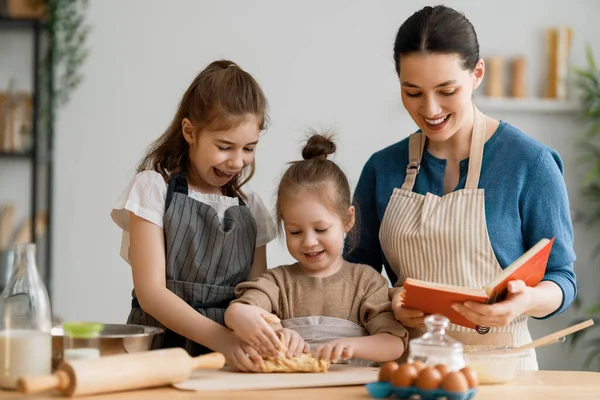Mutlu Aile Birlikte Fırın Hazırlıyor Anne Çocuk Kızları Kurabiye Pişiriyor — Stok fotoğraf