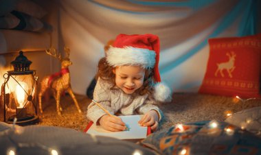 Mutlu Noeller ve mutlu tatiller! Şirin küçük kız Noel Baba 'ya mektup yazıyor.. 