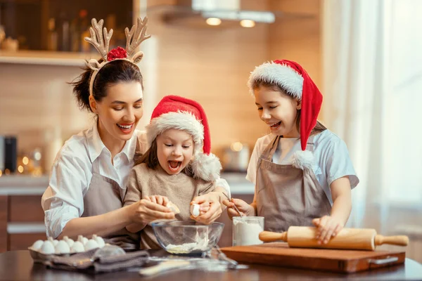 Щасливого Різдва Щасливих Свят Сім Готує Святкову Їжу Мати Дочки — стокове фото