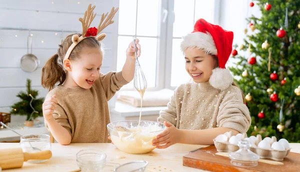 Vrolijk Kerstfeest Fijne Feestdagen Familie Voorbereiding Vakantie Voedsel Zusters Koken — Stockfoto