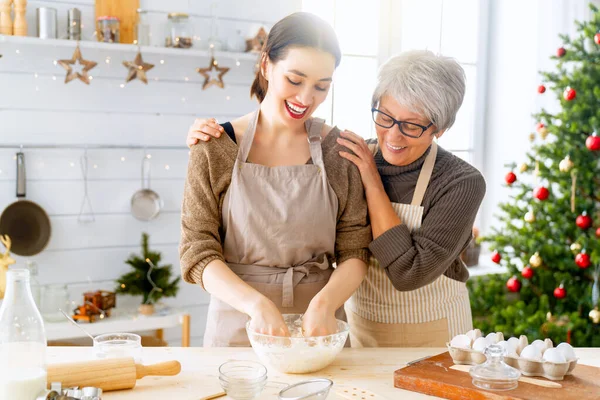 Frohe Weihnachten Und Frohe Feiertage Familienzubereitung Urlaub Essen Mutter Und — Stockfoto