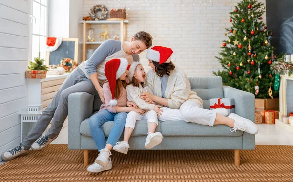 Feliz Navidad Bonita Joven Madre Padre Hijas Con Regalos Cerca — Foto de Stock