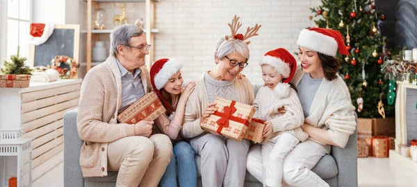 Buon Natale Buone Feste Nonna Nonno Mamma Bambini Scambiano Regali — Foto Stock