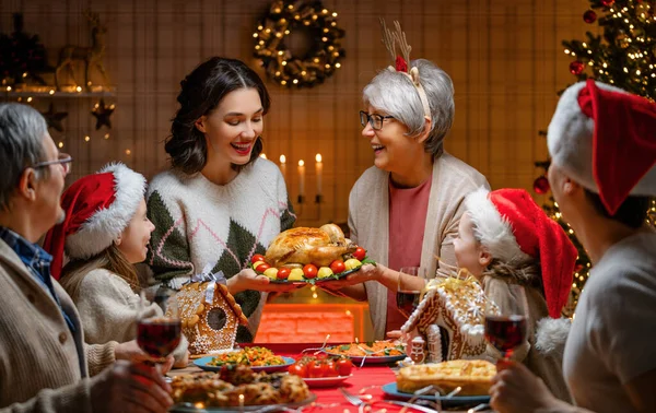 Feliz Navidad Familia Feliz Cenará Casa Fiesta Celebración Unión Cerca — Foto de Stock