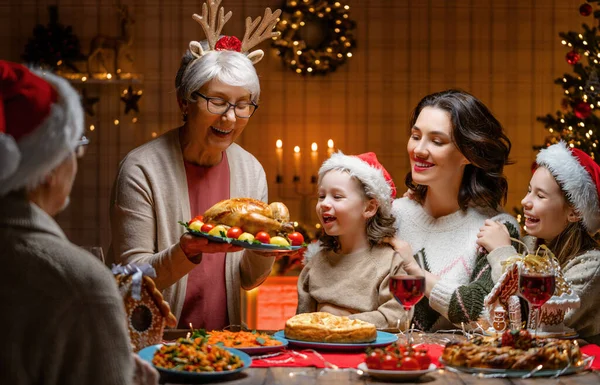 Joyeux Noël Une Famille Heureuse Dîne Maison Vacances Célébration Convivialité — Photo