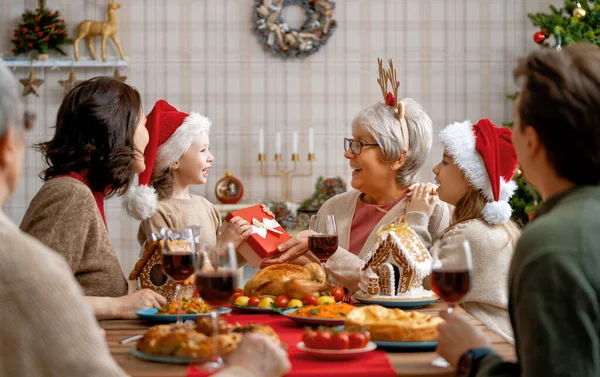 Feliz Navidad Familia Feliz Cenará Casa Fiesta Celebración Unión Cerca — Foto de Stock