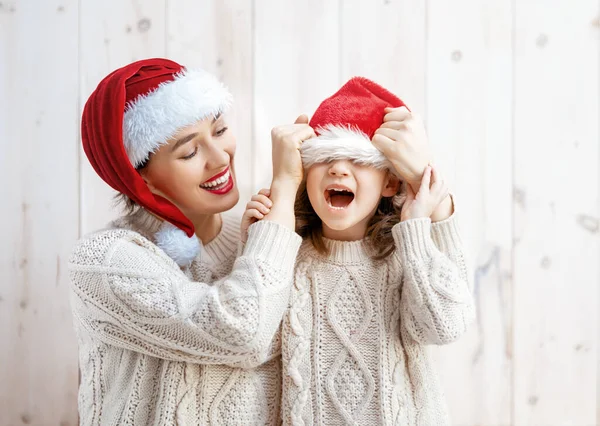 Feliz Niña Madre Los Sombreros Santa Sobre Fondo Madera Blanca — Foto de Stock