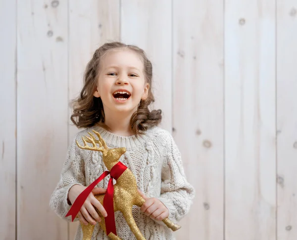 Ευτυχισμένο Κοριτσάκι Χριστουγεννιάτικο Τάρανδο Λευκό Ξύλινο Φόντο — Φωτογραφία Αρχείου