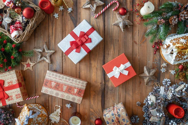メリークリスマスとハッピーホリデー 木製の机の上に装飾品やギフトボックス付きのバブル 最上階だ クリスマスの伝統 — ストック写真
