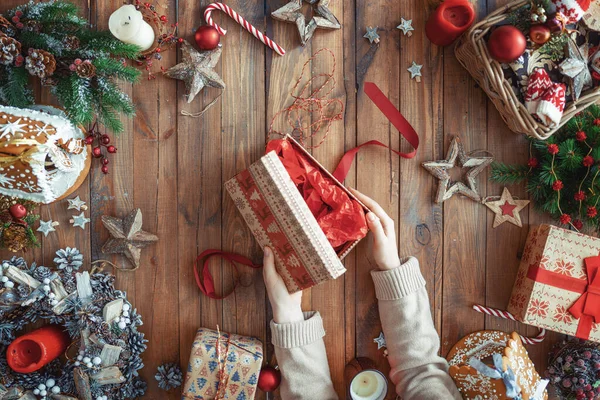 Feliz Natal Boas Festas Uma Mulher Prepara Presentes Natal Baubles — Fotografia de Stock