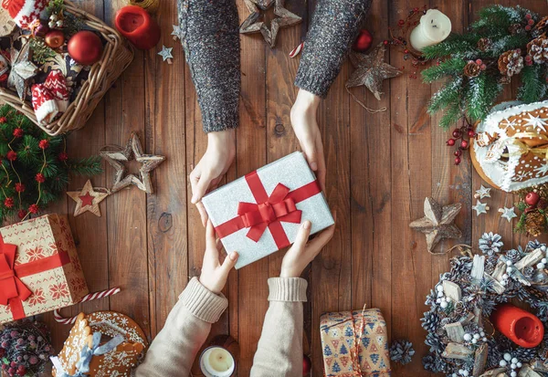 圣诞快乐 节日快乐 一个男人和女人带着圣诞礼物 礼物和手 顶部视图 圣诞节家庭传统 — 图库照片