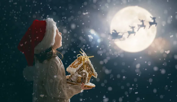 Buon Natale Piccolo Bambino Carino Con Casa Pan Zenzero Babbo — Foto Stock