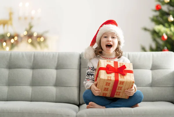 Feliz Navidad Felices Fiestas Alegre Niña Linda Con Regalo Chico — Foto de Stock