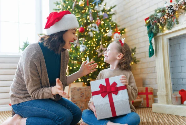 Різдвом Різдвом Христовим Весела Мама Мила Донька Обмінюються Подарунками Батько — стокове фото