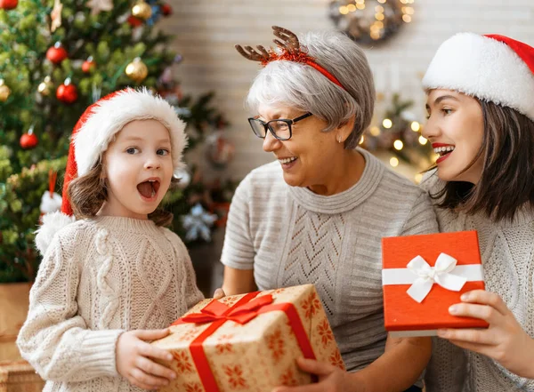 Buon Natale Buone Feste Ragazzo Allegro Che Presenta Regali Mamma — Foto Stock