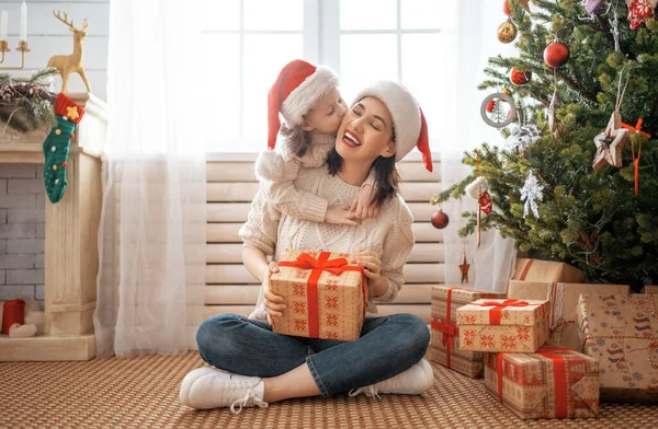 Feliz Navidad Felices Fiestas Alegre Mamá Linda Hija Intercambio Regalos —  Fotos de Stock