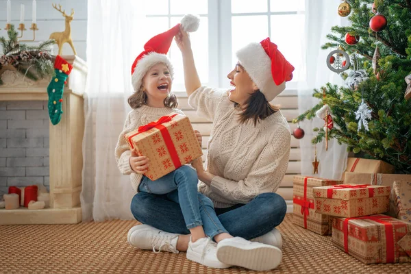 Feliz Navidad Felices Fiestas Alegre Mamá Linda Hija Intercambio Regalos — Foto de Stock