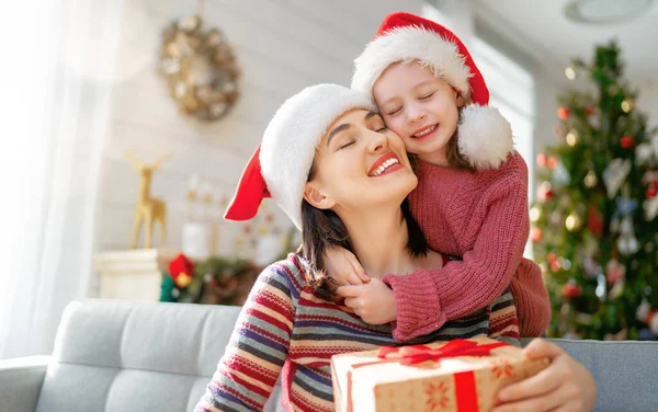 Frohe Weihnachten Und Frohe Feiertage Fröhliche Mutter Und Ihre Süße — Stockfoto